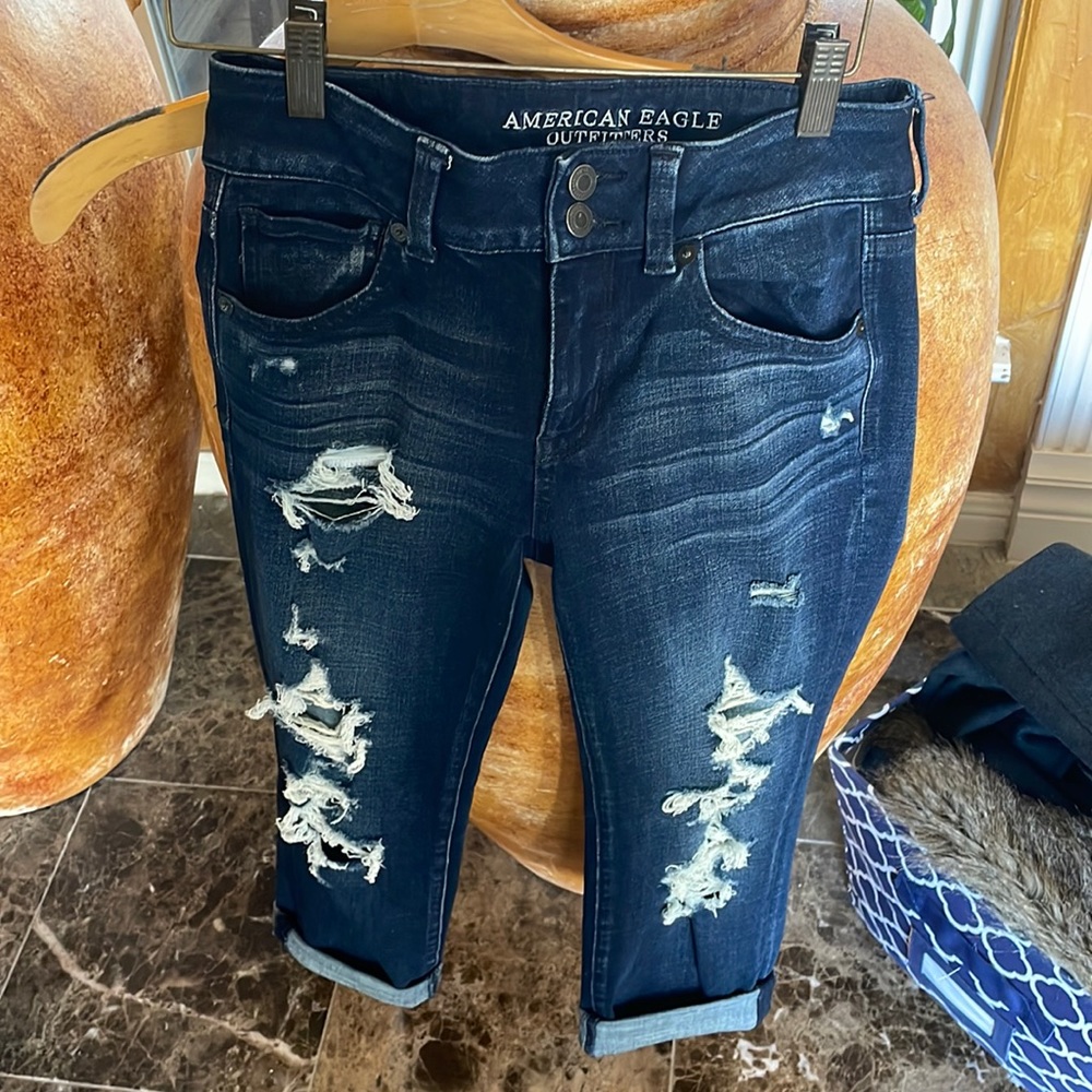 Almost new American Eagle denim Artist Crop Super Stretch Size 4